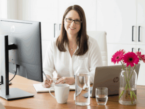 Virtuelle Assistentin richtet E-Mail-Marketing für kleine Unternehmen ein